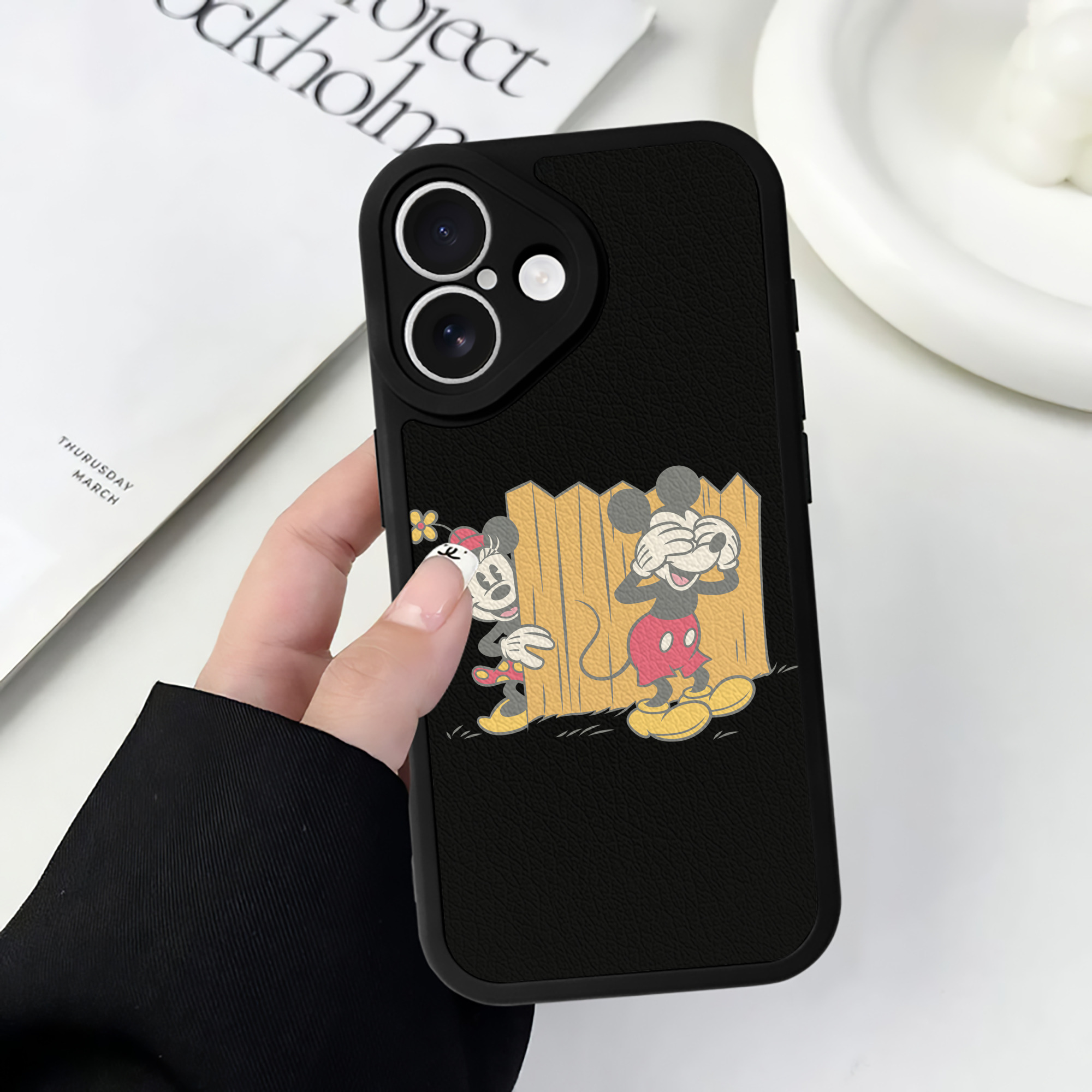 （画像用） ミッキーマウス Mickey Mouse 【iPhone 16シリーズ対応】シリコンスマホケース（レザー調） 材質：シリコン